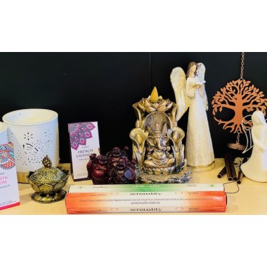 Engle, buddhaer, vindspil, røgelse m.m.